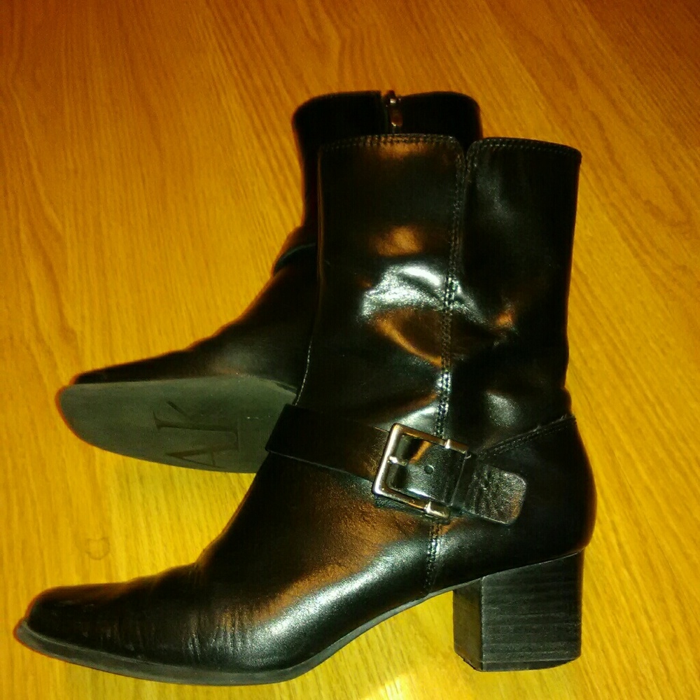 Boots - Picture 4 of 4